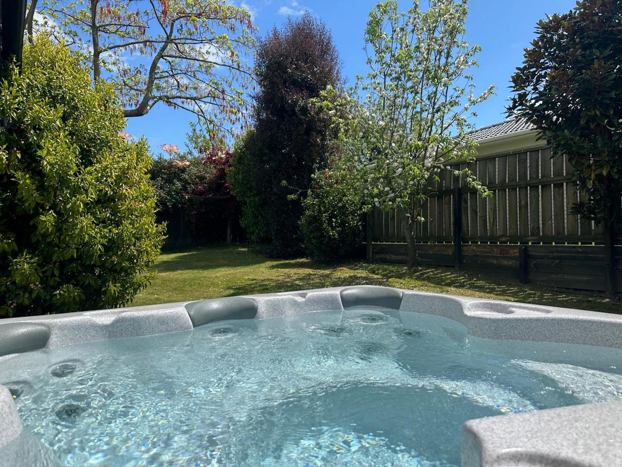 Dream Home In Central Of Rotorua With Spa Pool Exterior photo